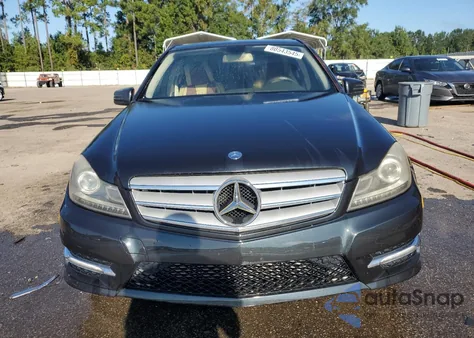 2012 Mercedes-Benz C 250 из США, поврежденный, VIN WDDGF4HB5CR203255